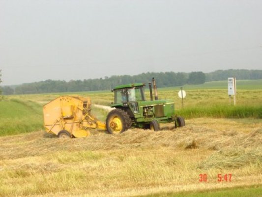 Fără permis, s-a urcat la volanul unui tractor şi a provocat un accident rutier